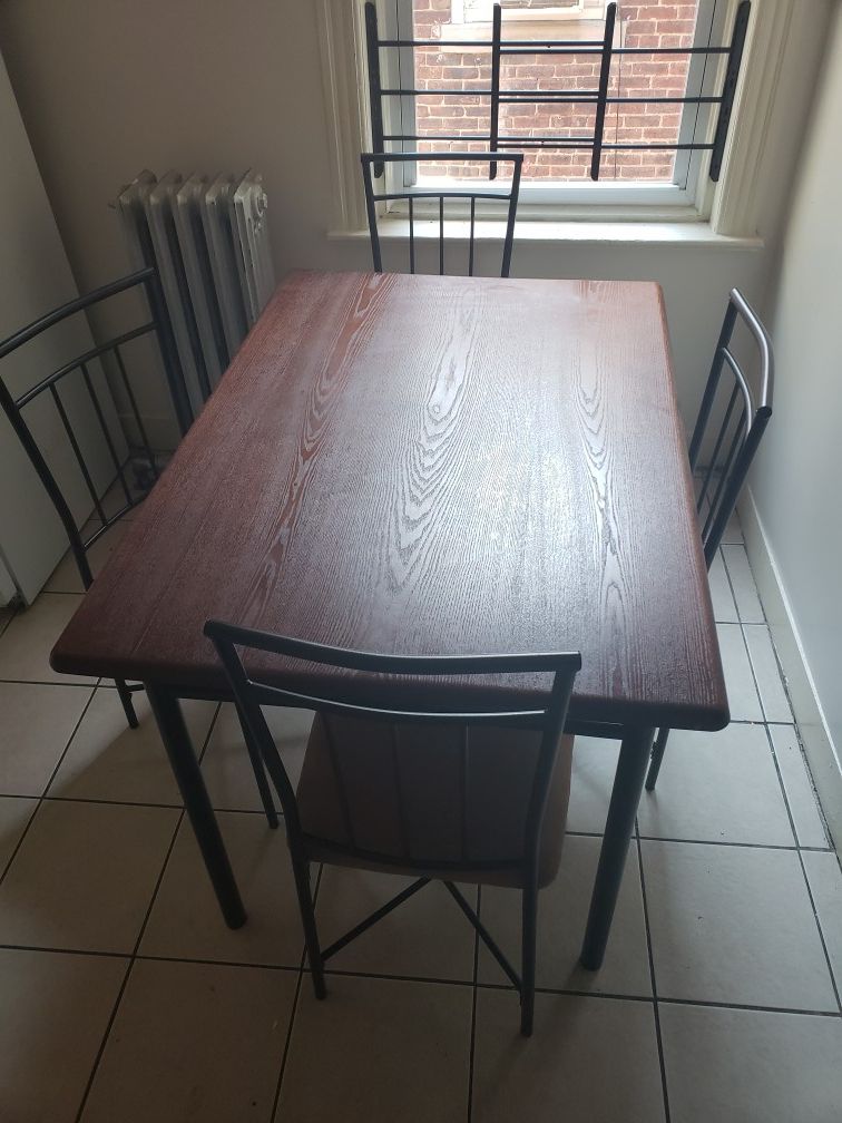 Kitchen table w/4 chairs