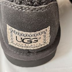 Gray UGG Australia boots with knit detail. Stylish and warm UGG gray boots. Size 5. Used in good condition