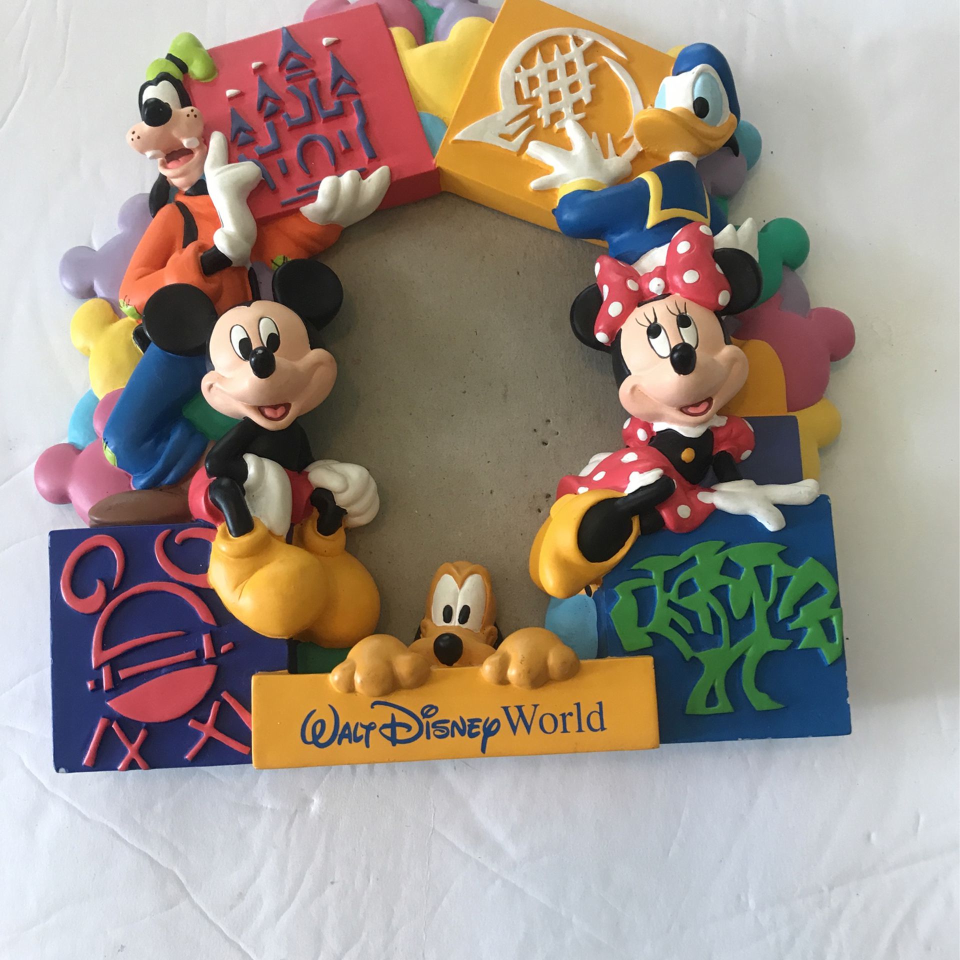 Walt Disney World Mickey Mouse and Friends Picture Holder Frame 3-D Minnie 4x6