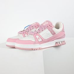A pair of fashionable and versatile shoes