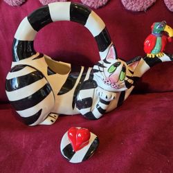 Clancy Hearts Teapot