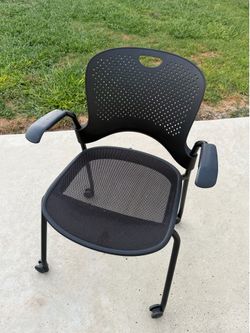 Set of 6 Black Mesh Conference Chairs with Arms – Office/Guest Chairs