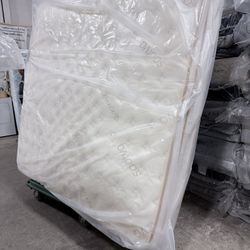 LIMITED SALE 🔥 King Mattress Saatva Classic display $299