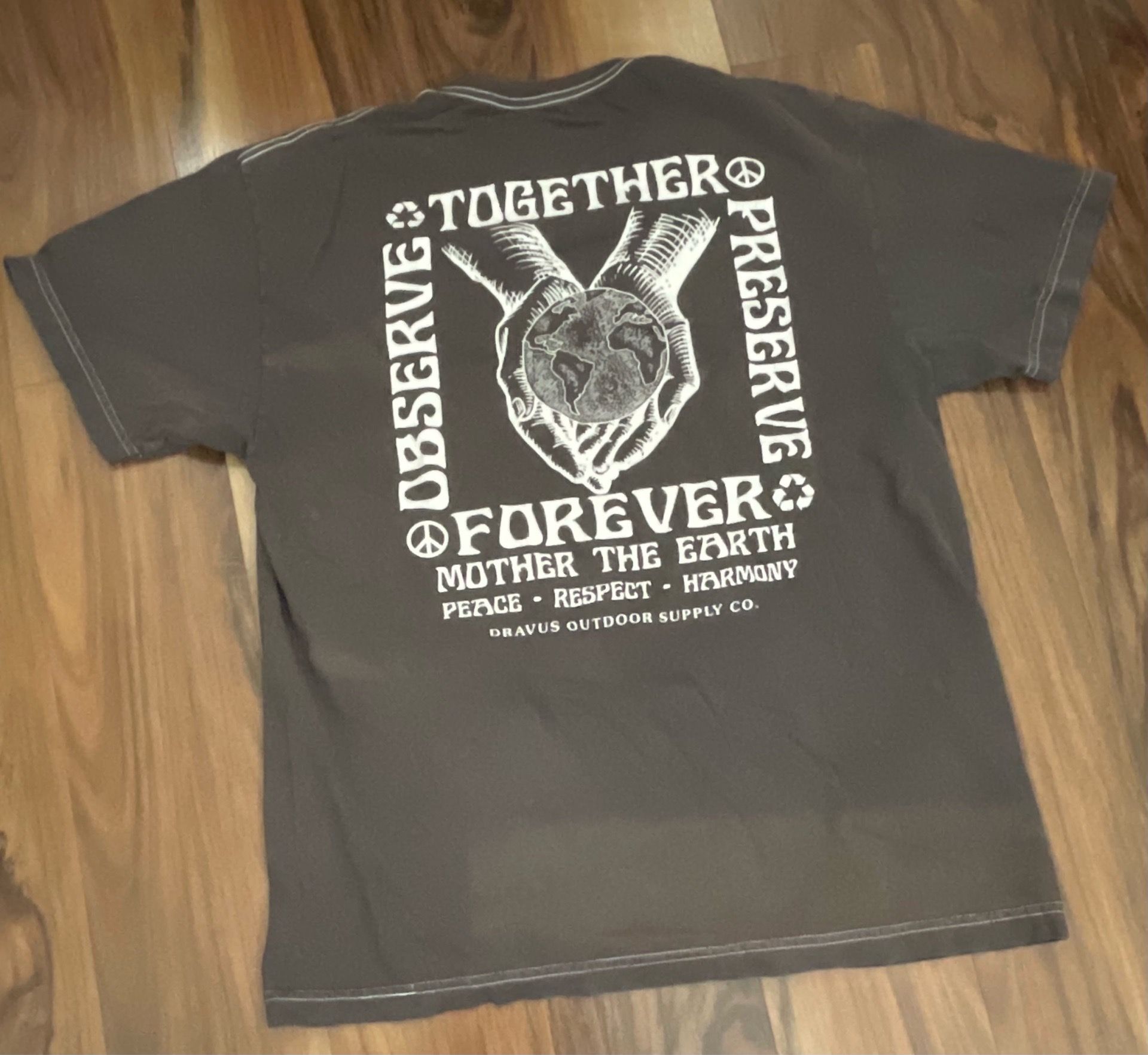 Dravus T-Shirt Men’s Gray Short Sleeve Size Med Fade area Front & Back
