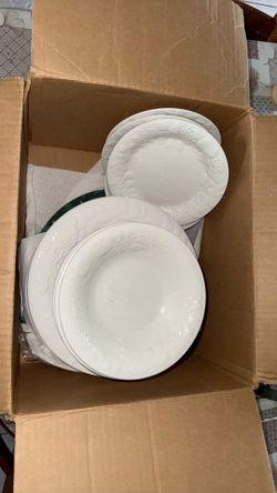 White plates,and bowls