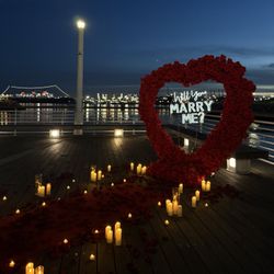 Red Heart Carpet Roses Ramo 