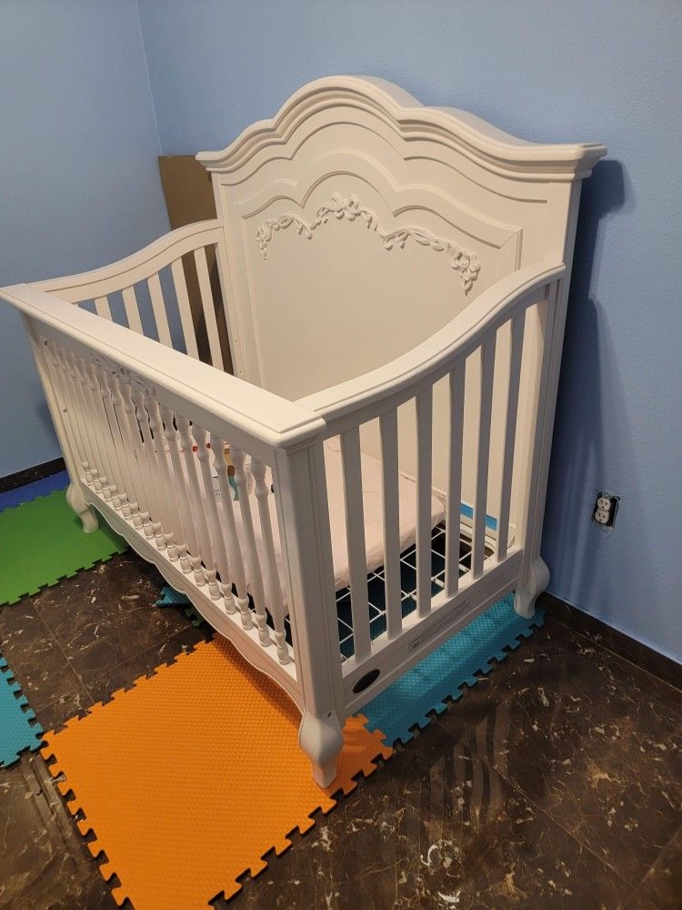 Like New Crib - Ivory Color - Real Wood - Comes With Mattress & Toddler Rail