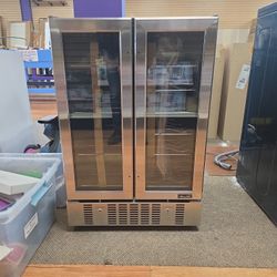 Newair.

24" Built-In Dual Zone Wine and Beverage Fridge