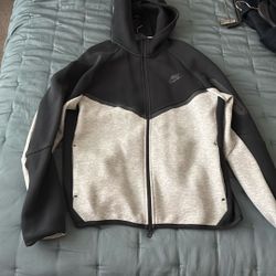 Nike Tech Medium Barely Worn