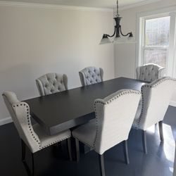 American Signature Table And chairs