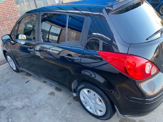 2011 Nissan Versa Hatchback !!