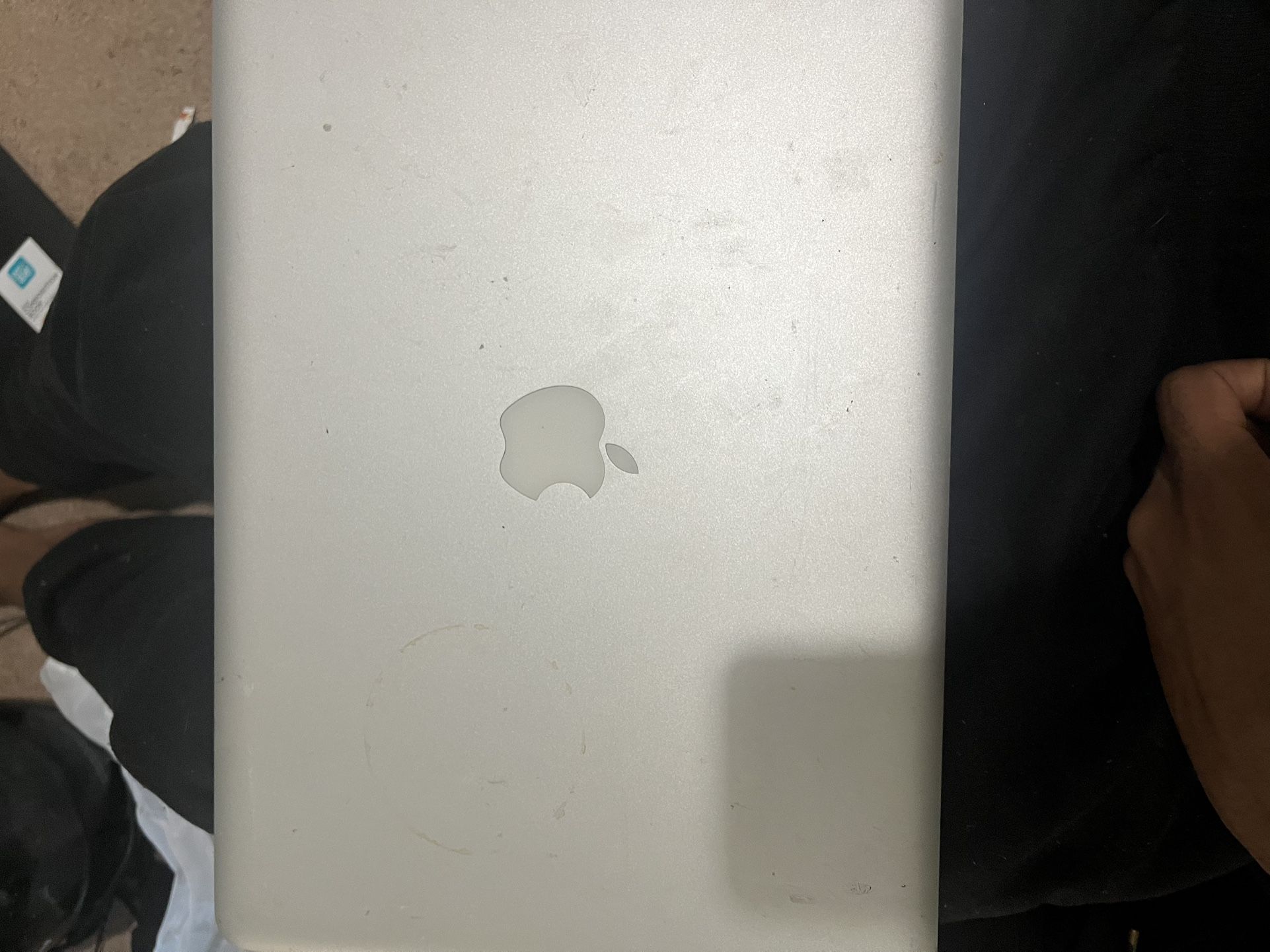 MacBook Pro 2010 (no Charger )