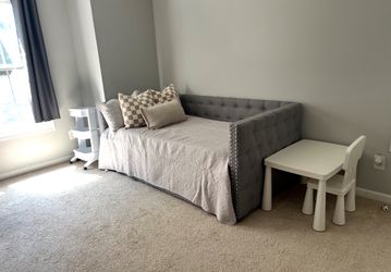 Daybed With Extra Pull Out Bed / Comes With One Mattress
