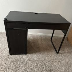 Black Desk