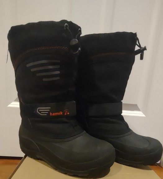 Kids Size 6 Black Kamik Snow Boots With Removable Liners
