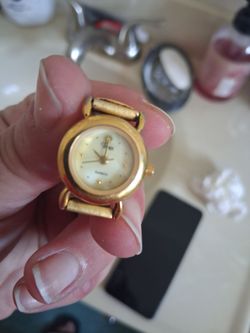 Small Gold-Timex quarts with small diamond