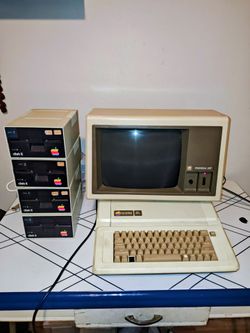 vintage Apple IIe computer system