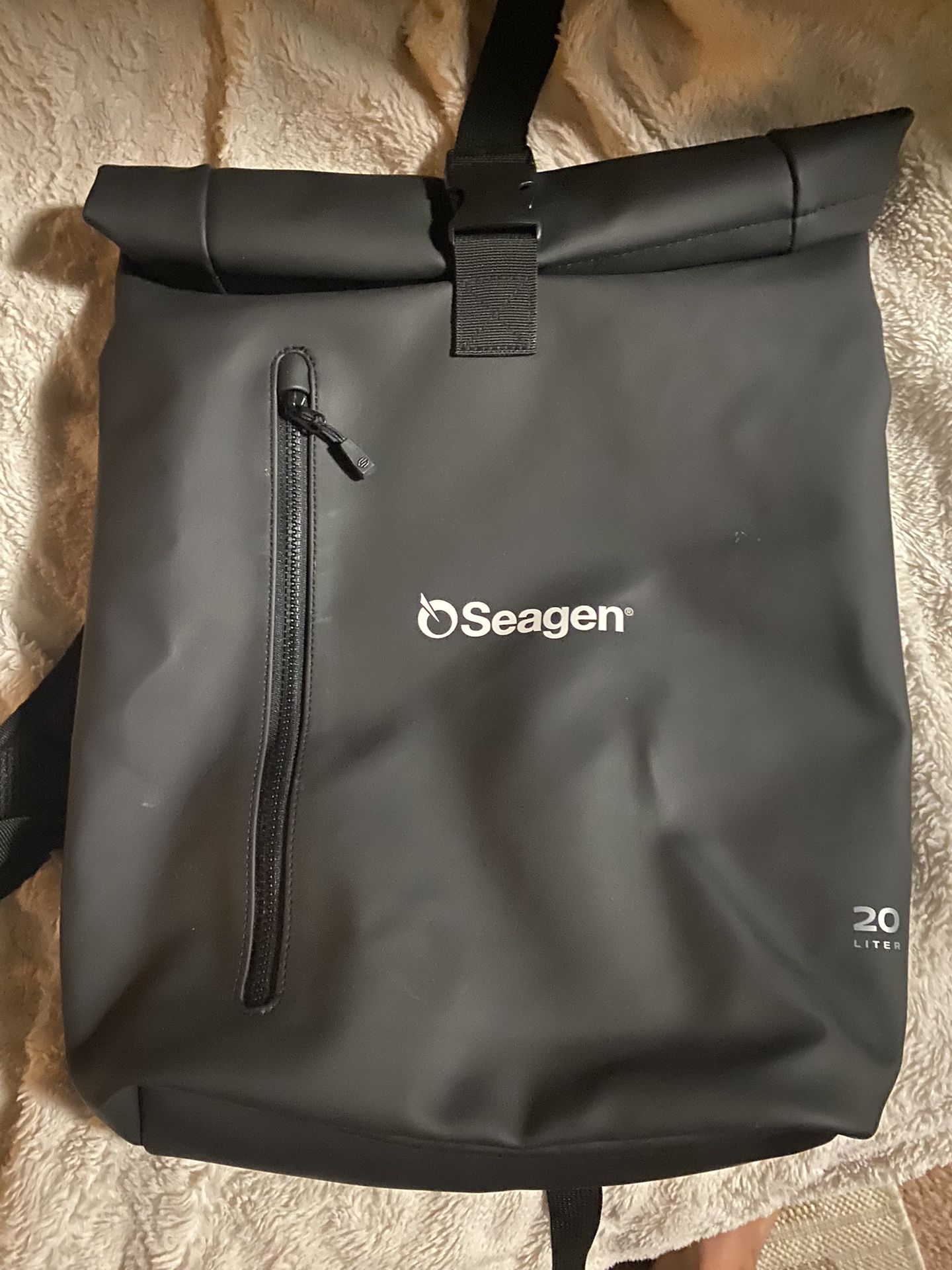 Hiking/ Camping/ Outdoors-Seagen 20L Hiking/waterproof backpack (NEW)