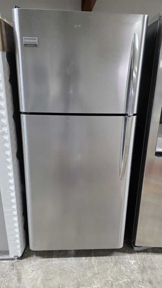 Pre-owned 30" Top N Bottom Refrigerator