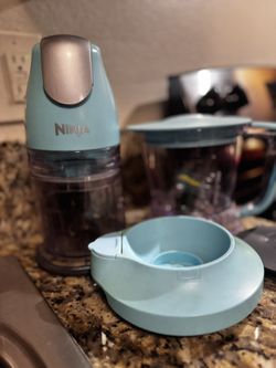 NINJA FOOD PROCESSOR  INCLUDES 2 Chopper bowls, processor & 3 lid included