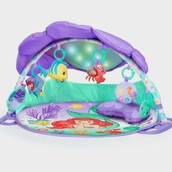 Gimnasio de Actividades y Tapete de Juego para Bebé de La Sirenita de Disney con Almohada para Tiempo Boca Abajo por Bright Starts