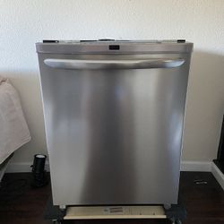 Frigidaire Gallery Dishwasher / Works But Needs Minor Repair