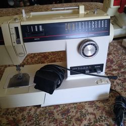 Singer Sewing Machine 