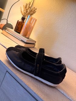 Guess shoes size 5.5 women