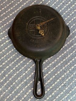 Griswold Number 3 cast iron Skillet Wall Clock (READ DESC)