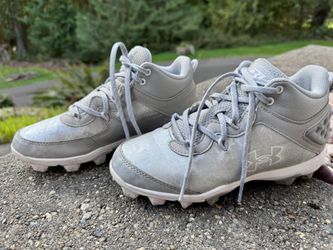 Under Armor Youth Size 5.5 Baseball Cleats