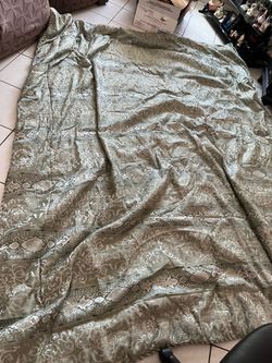 Pre-owned bedspread in good condition, including a cushion and a large sham (Queen size).