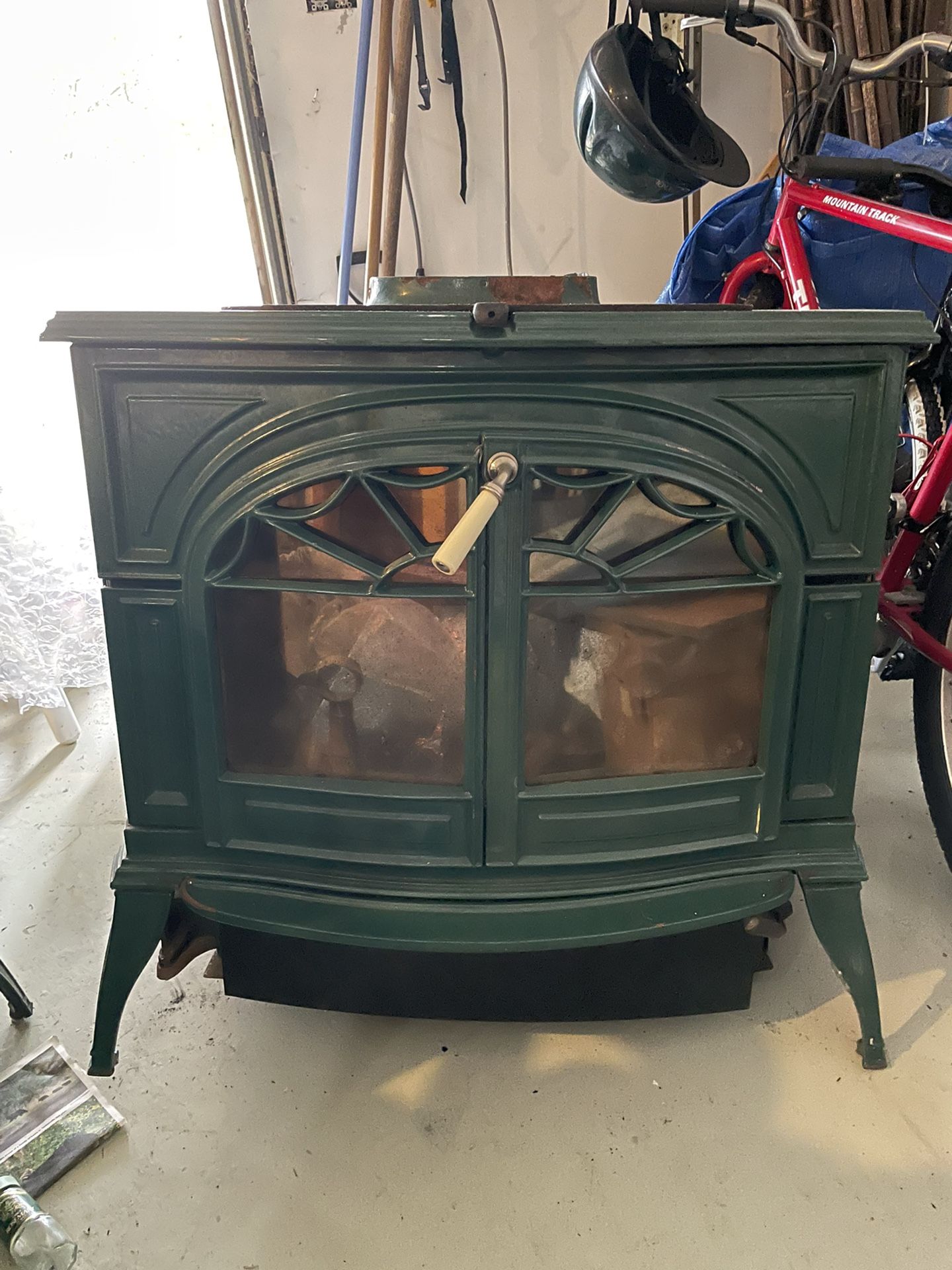 Vermont Castings Defiant Wood Burning Stove for Sale in Ocean Park, WA -  OfferUp