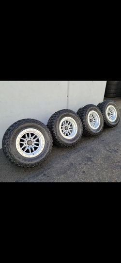 17" LOCK rims w/ 33x12.50R17 tires