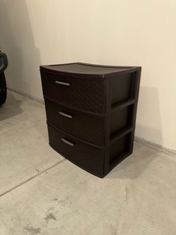 Small 3 drawer plastic dresser/cabinet