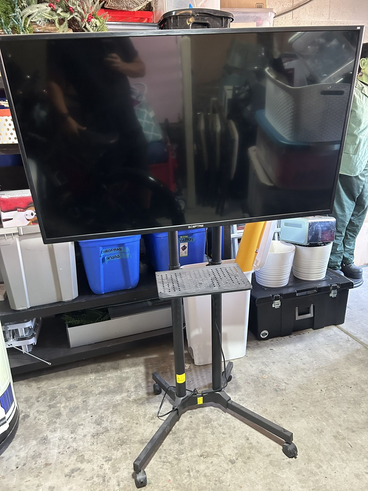Sceptre 58 4K TV With Rolling TV Mount / Stand