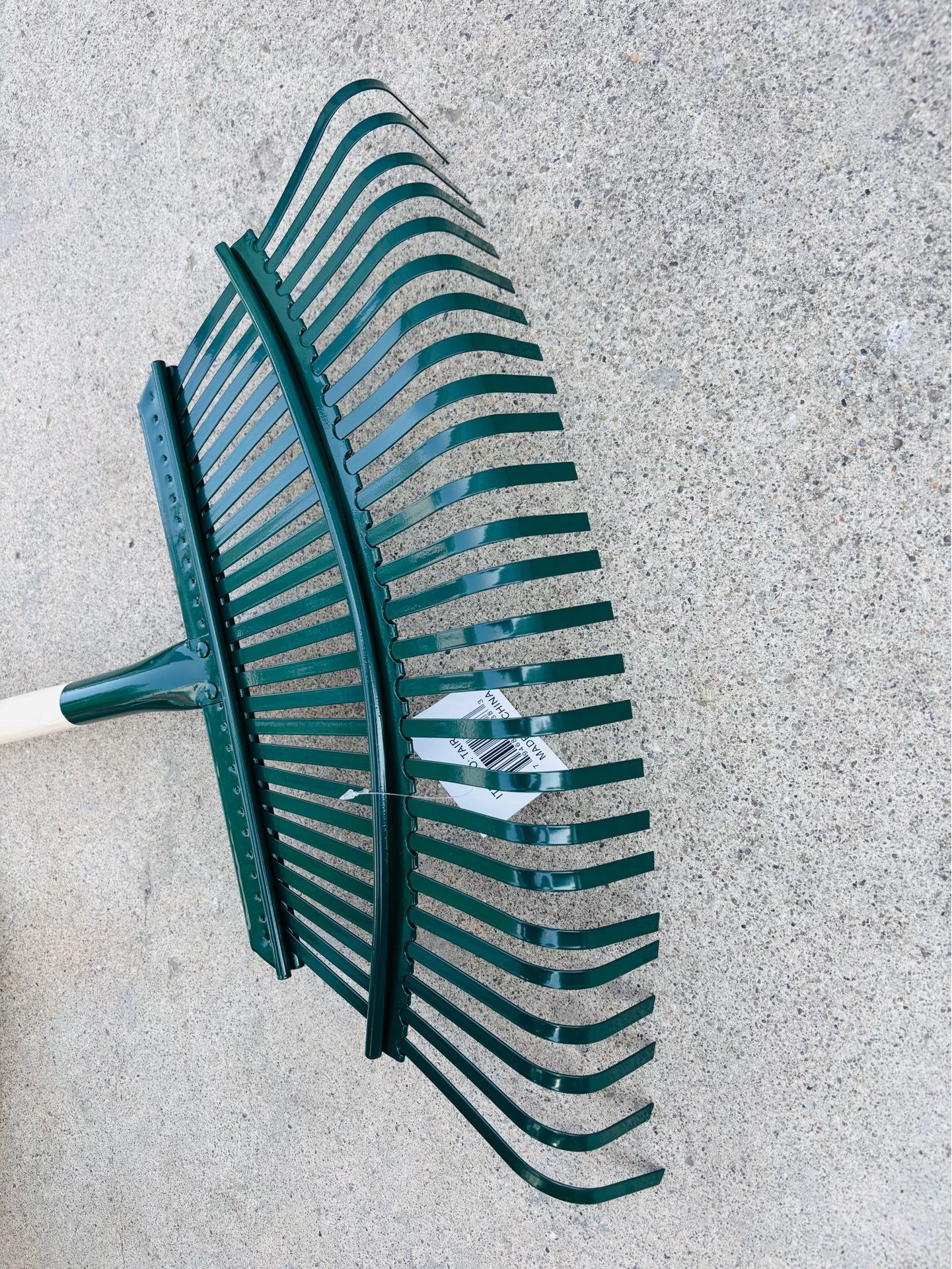 Pro Lawn Rake with Wood Handle / Rastrillo para el Jardín