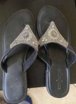 Vaneli Black Sandals With Decorative Design