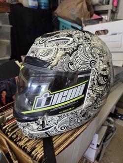 Nice Motorcycle Helmet Design Size Large With Visor Icon Never Worn