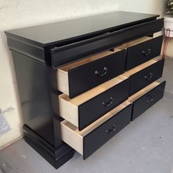 8  DRAWERS DRESSER