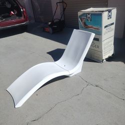 Lounger in Water Chaise Lounge for Pool Ledge