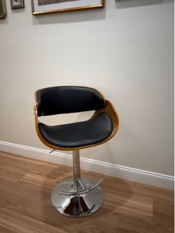 Adjustable barber chair