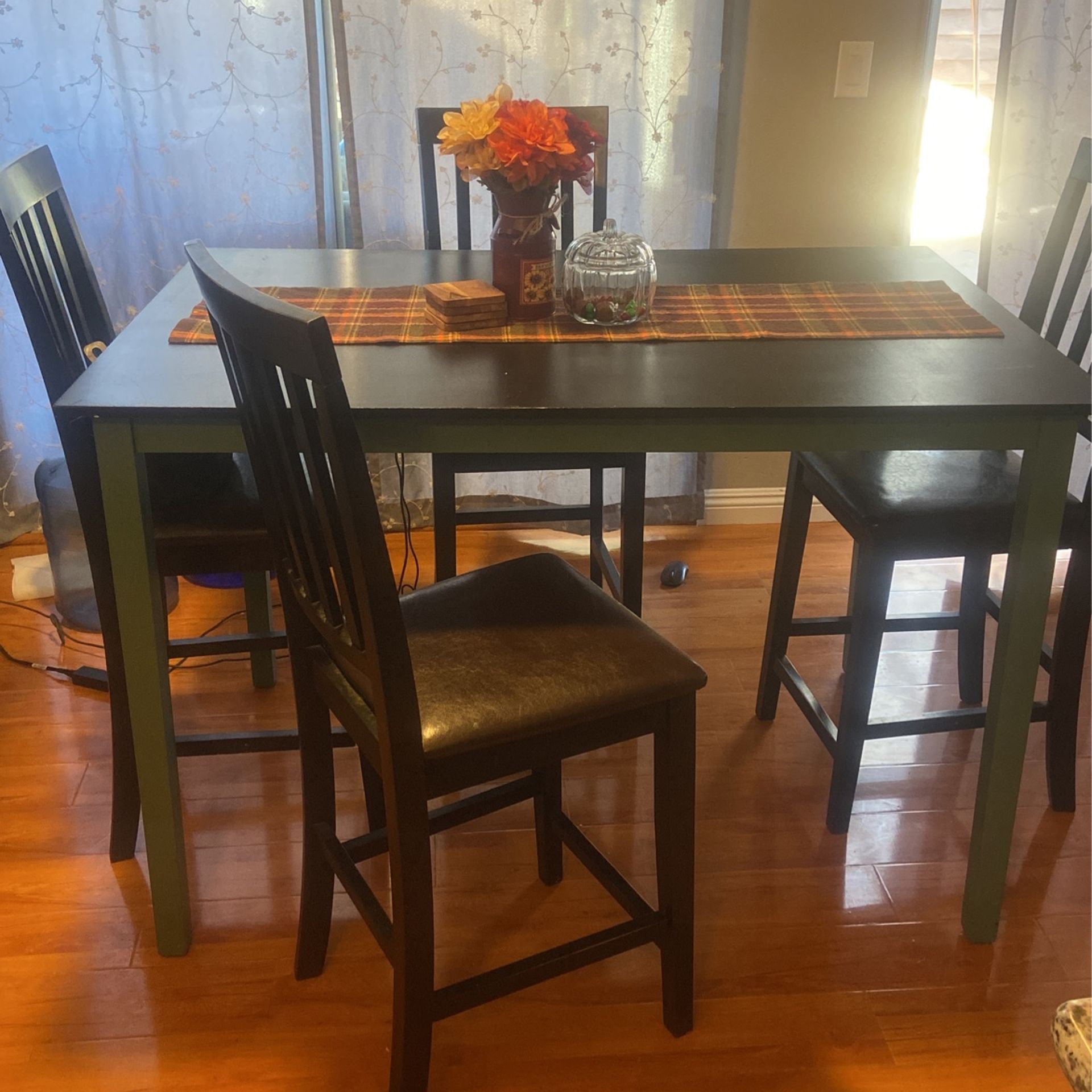 Kitchen Table & 4 Chairs 