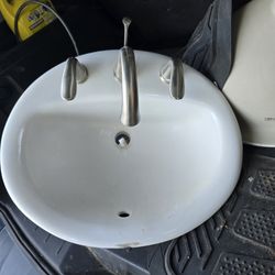 Ceramic bathroom sink With 2 handle widespread faucet