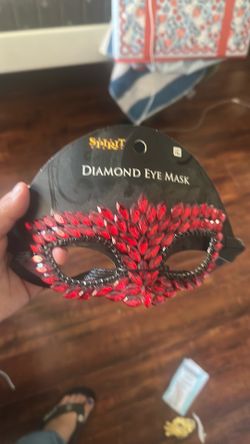 Diamond eye mask