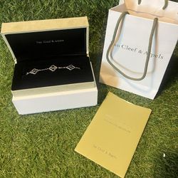 *BRAND NEW* VAN CLEEF & ARPELS CLOVER BRACELET “SILVER”