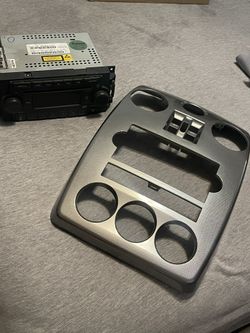 Pt Cruiser 2006 Original Center Dash Board piece & Radio