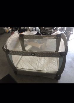 Crib Graco Baby
