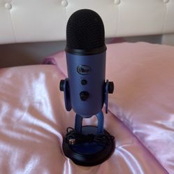 Blue Yeti Recording/Vlogging Mic w/ pop filter