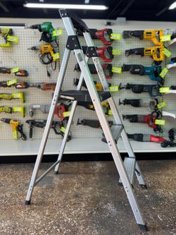 GORILLA GLA-3 3-STEPS LADDER USED