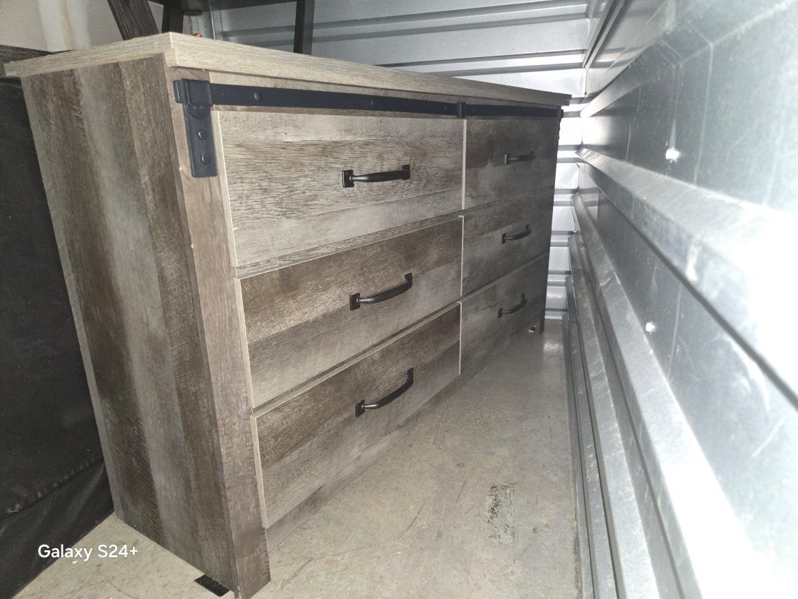 5 Pc Bedroom Set And Coffee Table Plus 2 Side